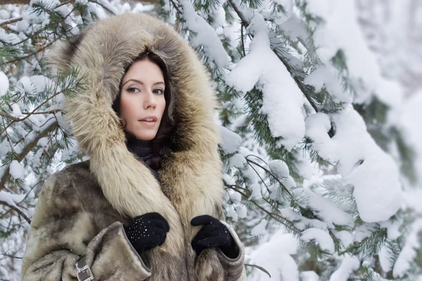 Ung kvinna i skogen vinter — Stockfoto