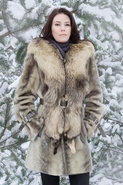 Mujer joven en el bosque de invierno — Foto de Stock