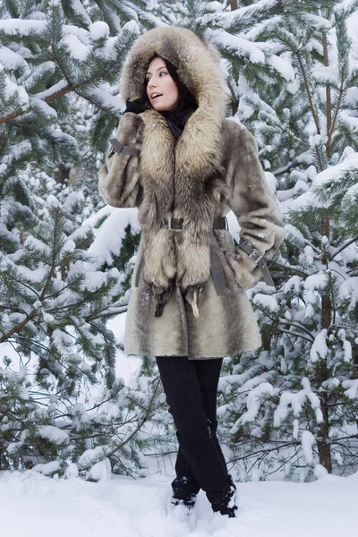 Jovem mulher na floresta de inverno — Fotografia de Stock