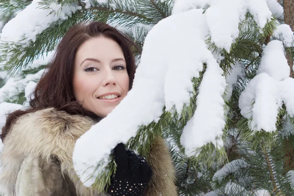 Jeune femme dans la forêt d'hiver — Photo