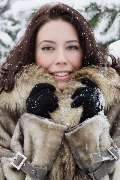 Ung kvinna i skogen vinter — Stockfoto