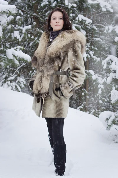 Fiatal nő a téli erdő — Stock Fotó