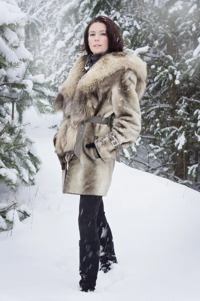 Jovem mulher na floresta de inverno — Fotografia de Stock