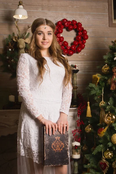 Mujer atractiva posando junto a la chimenea — Foto de Stock