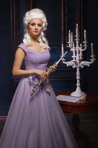 バロック ドレスを着て魅力的な若い女性フルート奏者 — ストック写真