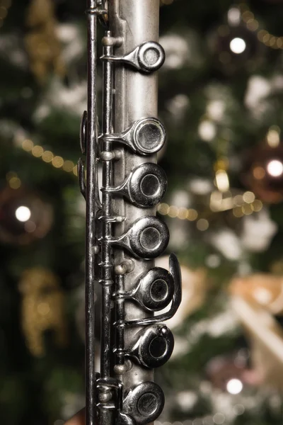 Staré flétna poblíž novoroční strom — Stock fotografie