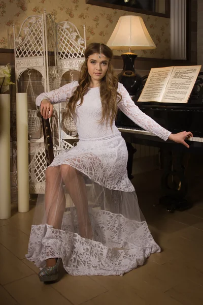 Mujer de belleza en vestido de noche tocando el piano —  Fotos de Stock