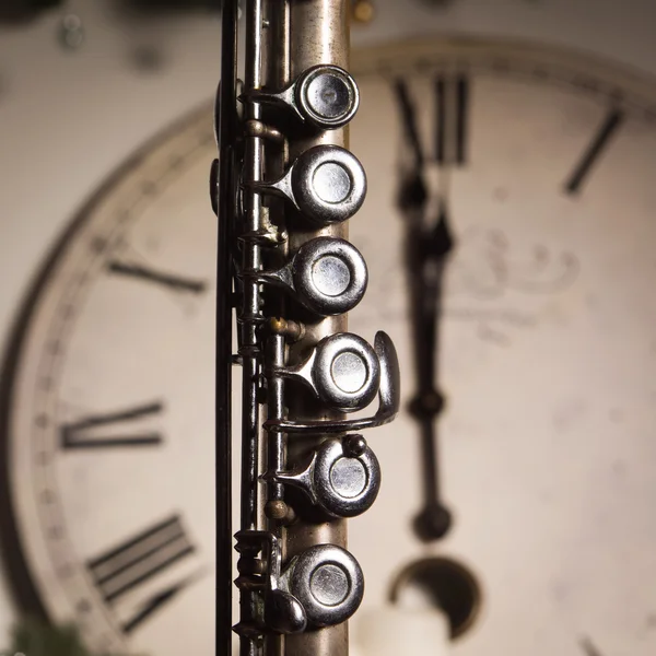 Vecchio flauto vicino a un orologio di anno nuovo — Foto Stock