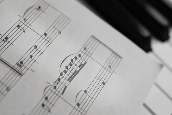 Teclas de piano y partitura monocromo — Foto de Stock