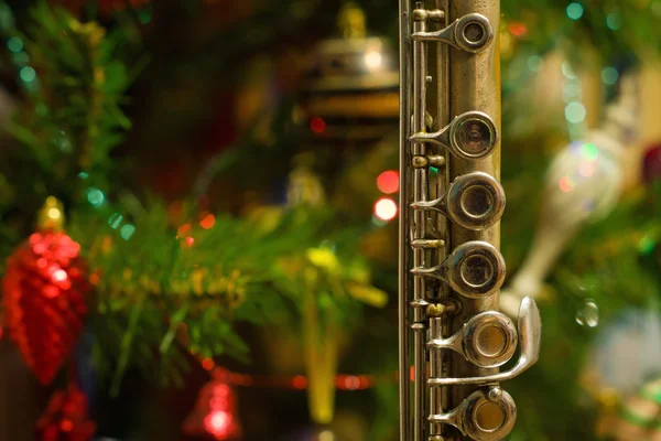 Alte Flöte neben einem Neujahrsbaum — Stockfoto