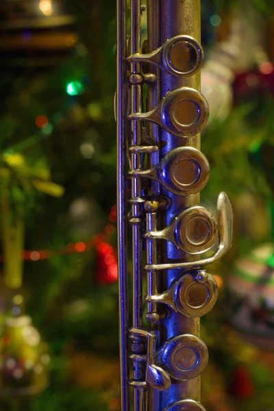 Velha flauta perto de uma árvore de Ano Novo — Fotografia de Stock
