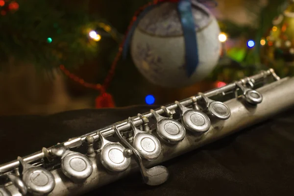 Flauta vieja cerca de un árbol de Año Nuevo — Foto de Stock