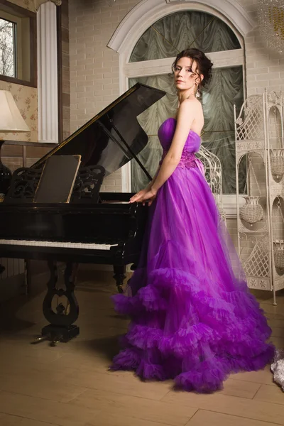 Hermosa mujer vestida con vestido de encaje largo en un interio vintage — Foto de Stock