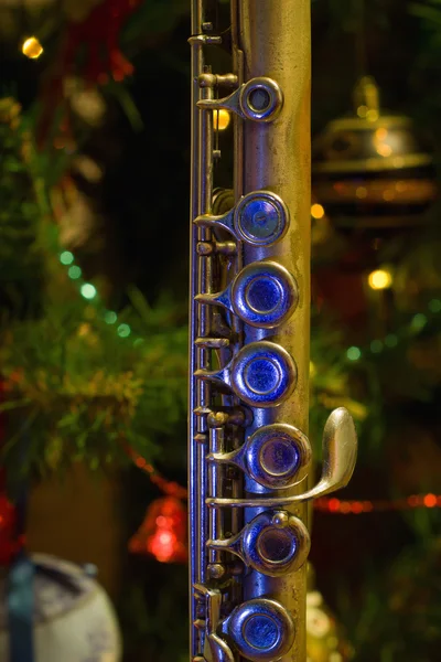 Yeni yıl ağacı yakınındaki eski flüt — Stok fotoğraf