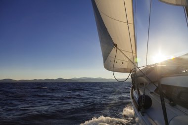 günbatımı okyanus, regatta sırasında yelkenli kırpma