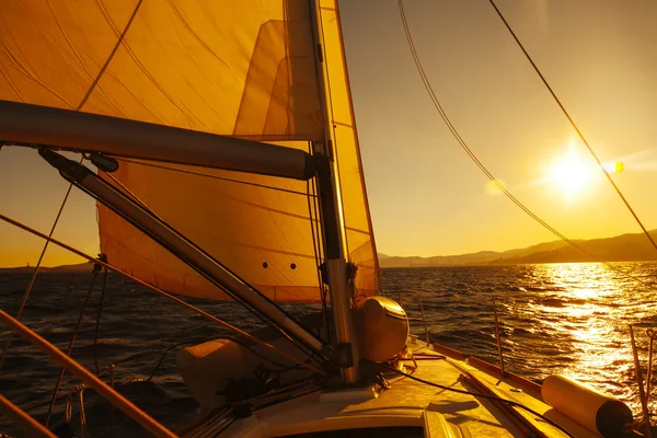 Vela barco gran angular vista en el mar — Foto de Stock