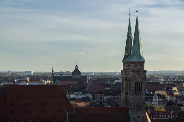 Uitzicht op de stad, kerk, hemel, wolken in Neurenberg — Stockfoto