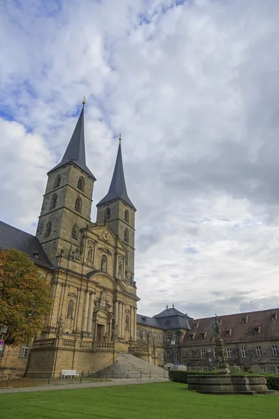 Kloster michelsberg in bamburg, deutschland mit blau — Stockfoto