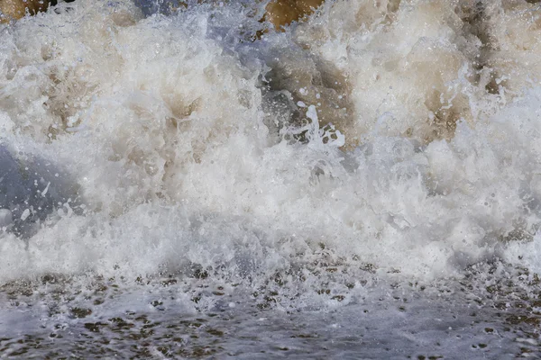 Bolhas de onda do mar e salpicos vista closeup — Fotografia de Stock