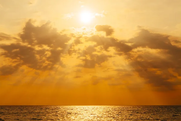 Zachód słońca z promieni słonecznych i chmury — Zdjęcie stockowe