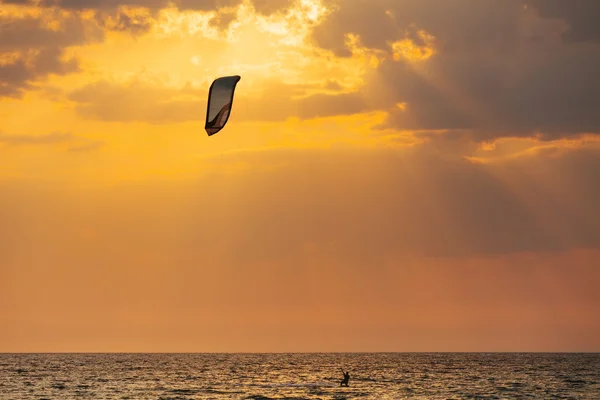 Kitesurfer segelt im Meer — Stockfoto