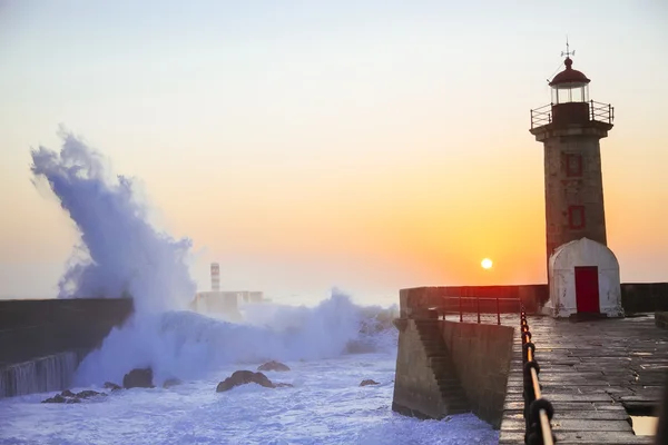 Faro Felgueirasin Porto con salpicaduras de olas al atardecer — Foto de Stock