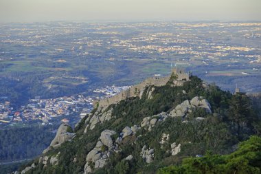 Castelo dos Mouros görünümü, Sintra, Portekiz top