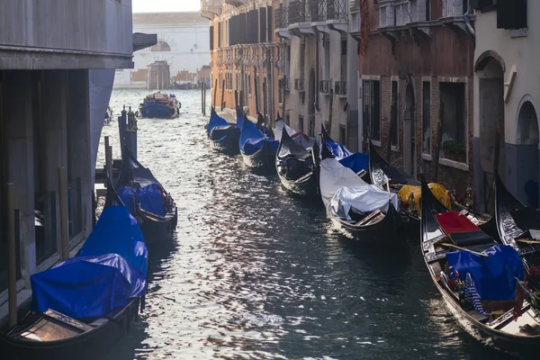 Gôndolas venezianas em canal estreito — Fotografia de Stock