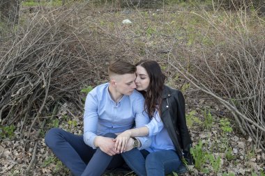 Yerde oturan genç Çift