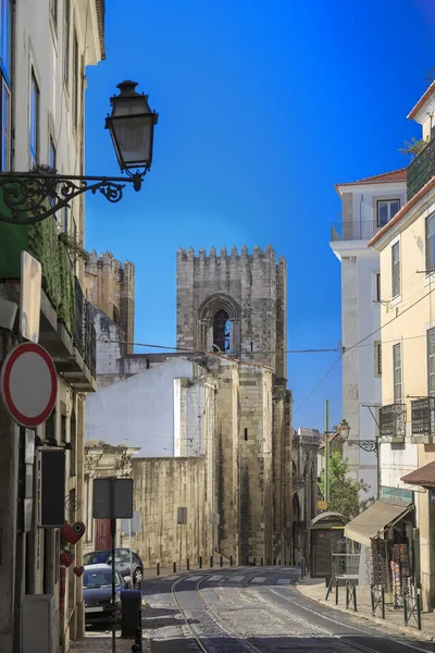 Calle de la ciudad de Lisboa con catedral y ferrocarril Imagen de archivo