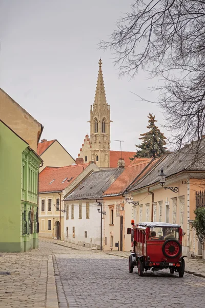 Catholic cathedral and vintage car on old street — Stock Photo, Image