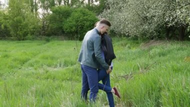 Genç çift alanında açık öpüşme