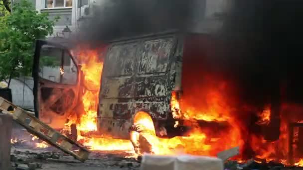 Горящий автомобиль в центре города во время беспорядков в Одессе, Украина, время — стоковое видео