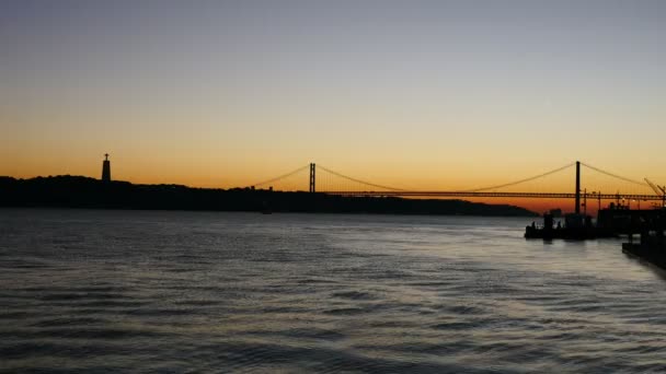 Solnedgång utsikt över The 25 de Abril Bridge i Lissabon, Portugal, panorama — Stockvideo