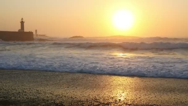 Φάρο ΠΟΡΤΟ Felgueirasin με τα κύματα και τον ήλιο στο ηλιοβασίλεμα — Αρχείο Βίντεο