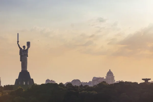 Motherland monument met zwaard en schild in Kiev, Oekraïne — Stockfoto