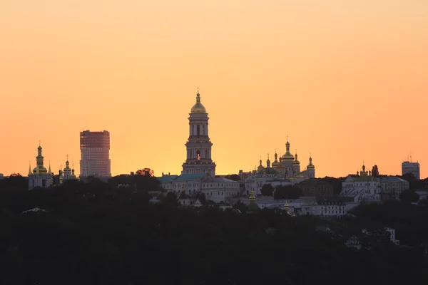 Kiev pechersk lavra met gouden koepel bij zonsondergang — Stockfoto