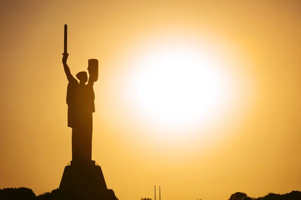 Monumento da pátria com espada e escudo em Kiev, Ucrânia em su Imagens De Bancos De Imagens Sem Royalties