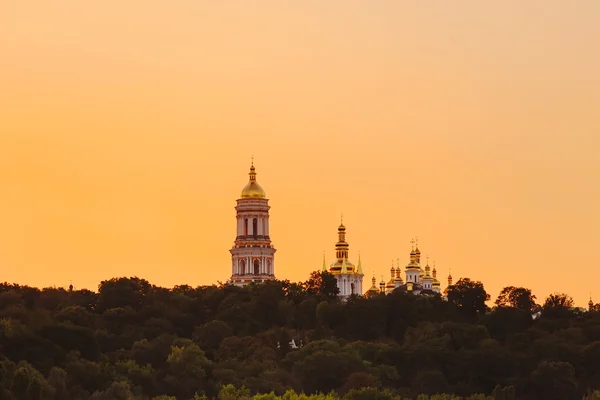 Kiev pechersk lavra com cúpula dourada ao pôr do sol Fotografia De Stock