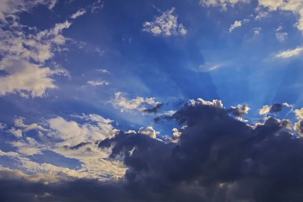 Dramatiska blå himmel med solens strålar — Stockfoto