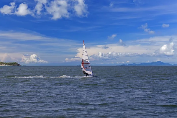 Windsurf en traje de neopreno navegando en el océano Fotos de stock
