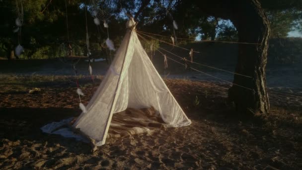 Tente Blanche Avec Attrape Rêves Dans Forêt Coucher Soleil — Video