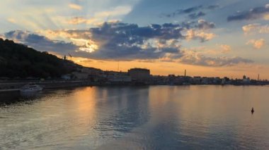 Kiev dnipro Nehri'nde tekne ile yapılan Sunset timelapse