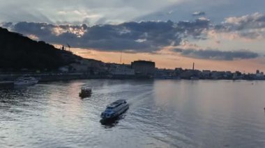 Kiev dnipro Nehri'nde tekne ile yapılan Sunset timelapse