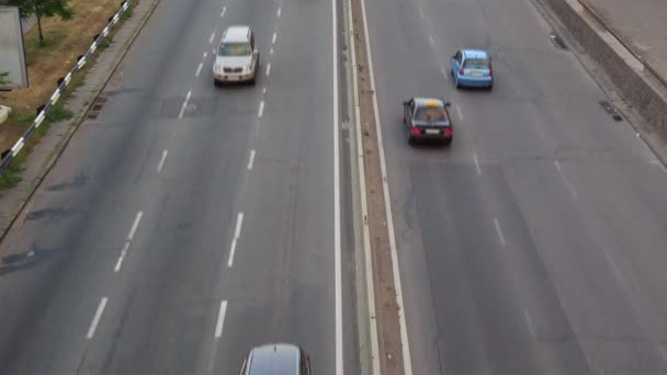 Coches en el timelapse carretera, vista de cerca — Vídeo de stock