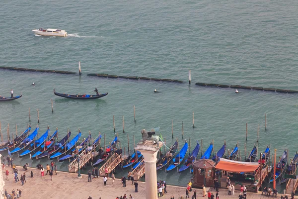 Muelle de góndola cerca de San Marco Campanile con la gente —  Fotos de Stock