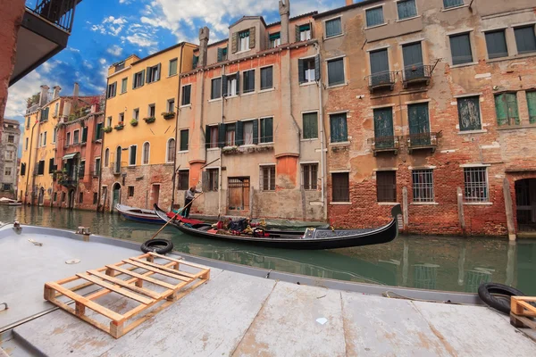 Zeilen gondel in Venetië in de buurt van pier — Stockfoto