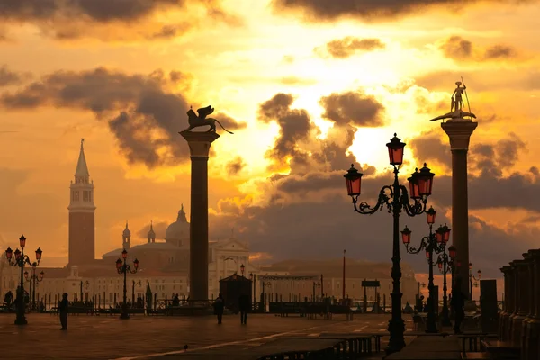 Statues on columns, gondola service at sunset — Stock Photo, Image