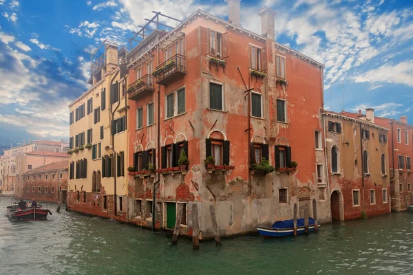 Bateau dans le canal de Venise et bâtiment — Photo