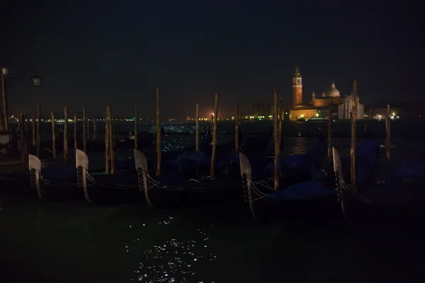 Ilha de San Giorgio Maggiore e gôndolas venezianas — Fotografia de Stock